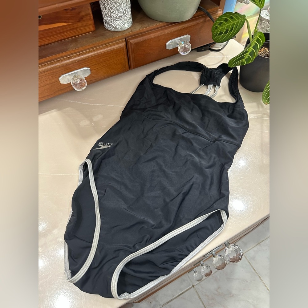 VTG Black and Silver Speedo Swimsuit
Good used condition
Size 10